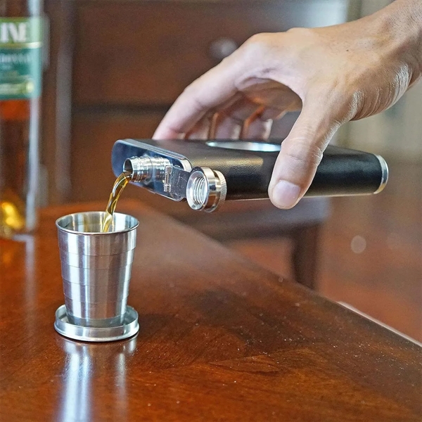 8oz Portable Hip Flask with Built In  Collapsible Shot Glass - 8oz Portable Hip Flask with Built In  Collapsible Shot Glass - Image 4 of 5