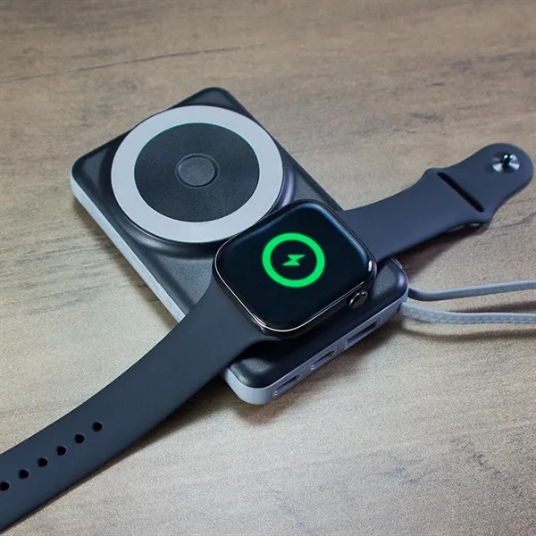 Magcube Pro 2.0 - Power Bank Featuring Apple Watch Charger - Magcube Pro 2.0 - Power Bank Featuring Apple Watch Charger - Image 2 of 5