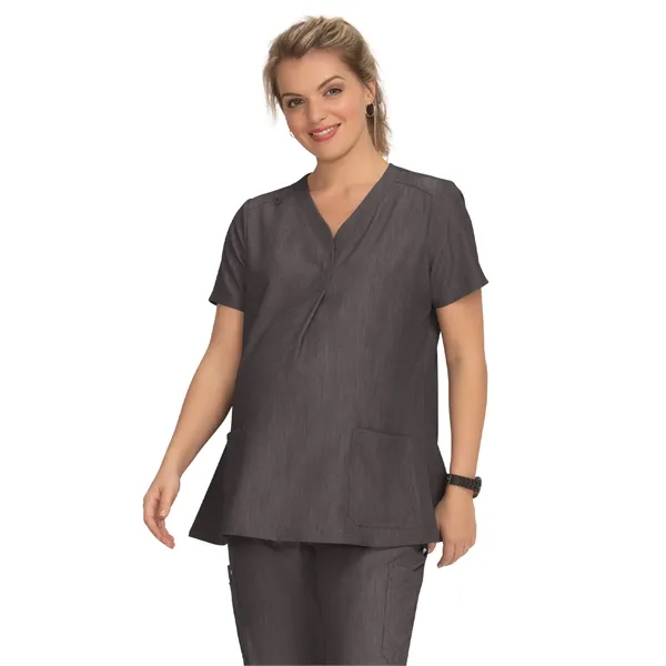 koi - Next Gen - Women's Two-Pocket Maternity Onboard Top - koi - Next Gen - Women's Two-Pocket Maternity Onboard Top - Image 2 of 4