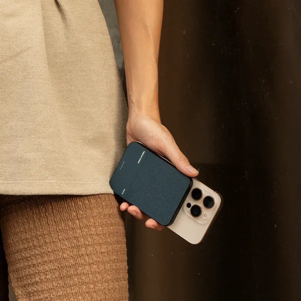 Native Union (RE)Classic Magnetic Power Bank 5000mAh - Native Union (RE)Classic Magnetic Power Bank 5000mAh - Image 4 of 11