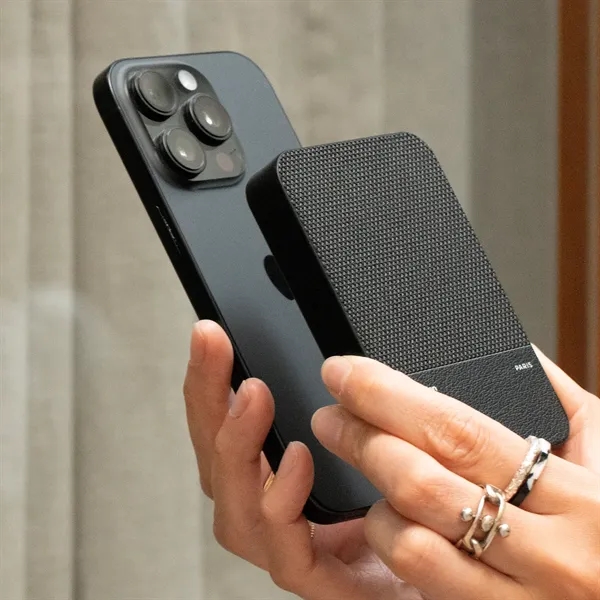 Native Union (RE)Classic Magnetic Power Bank 10000mAh - Native Union (RE)Classic Magnetic Power Bank 10000mAh - Image 4 of 7