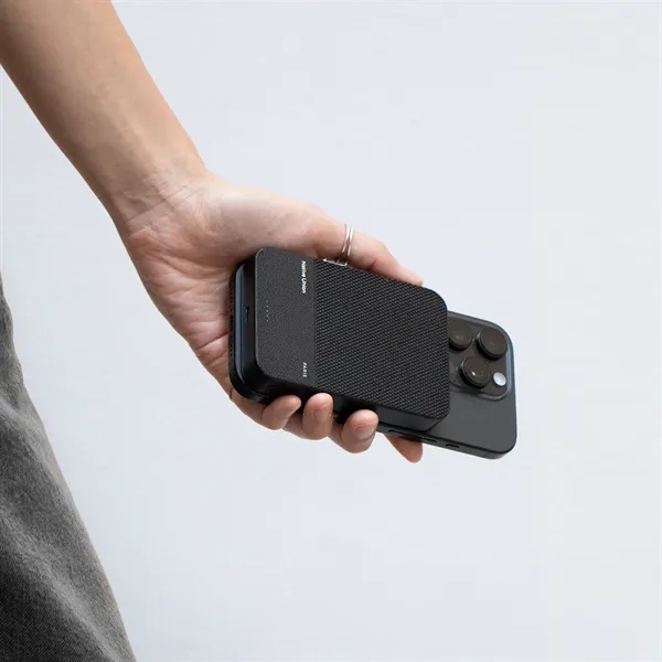 Native Union (RE)Classic Magnetic Power Bank 10000mAh - Native Union (RE)Classic Magnetic Power Bank 10000mAh - Image 5 of 7