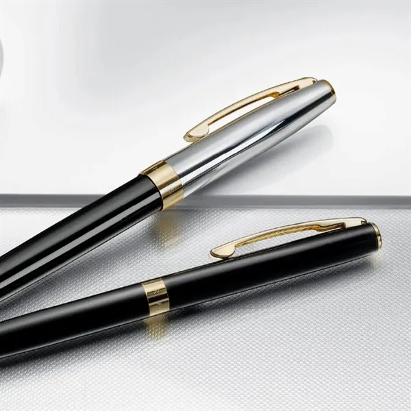 SHEAFFER® SAGARIS Gloss Black Gold Tone Trim Fountain Pen - SHEAFFER® SAGARIS Gloss Black Gold Tone Trim Fountain Pen - Image 3 of 7