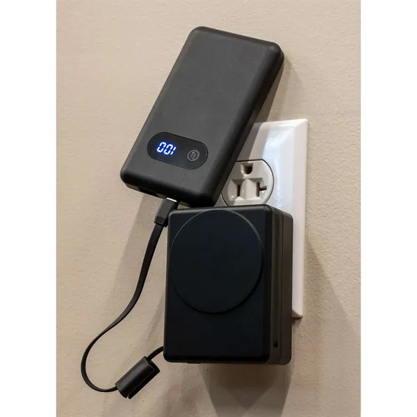 5000 mAh 15W MagClick Power Bank with Wall Charger - 5000 mAh 15W MagClick Power Bank with Wall Charger - Image 2 of 10